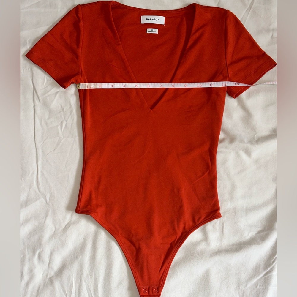 Aritzia Contour V-neck - Picture 3 of 4